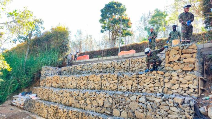 Obra-de-contencion-ejecutada-por-personal-del-Ejercito-en-Rionegro